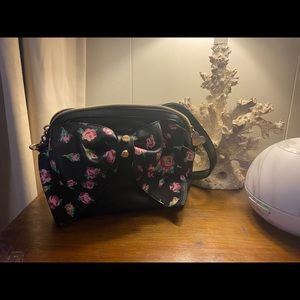 Betsey Johnson Crossbody 🌹